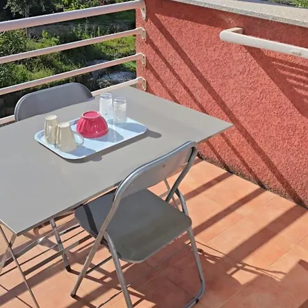 Jolie Pour 4 Personnes à Appartamento